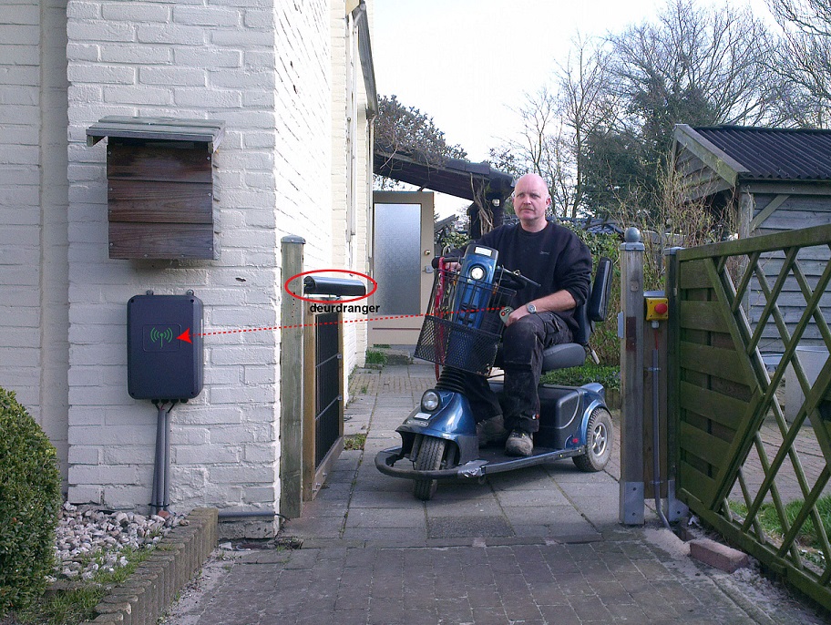 SuperJack deuropener geïnstalleerd in nauwe doorgang SuperJack deuropener geïnstalleerd in nauwe doorgang