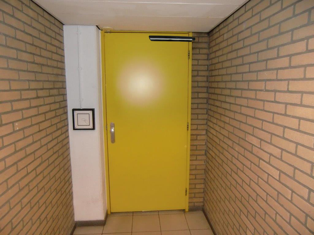 SuperJack deuropener geïnstalleerd in nauwe doorgang SuperJack deuropener geïnstalleerd in nauwe doorgang