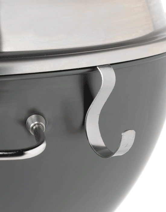 De haak past onder de rand van de dancook barbecue